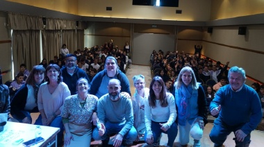 El Encuentro Juvenil de Teatro debutó en Juan N. Fernández con sala llena