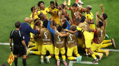 Ecuador debutó con autoridad y derrotó al anfitrión en el partido inaugural
