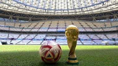 Messi y Dibu posaron con la nueva pelota de semifinales: Mirá cómo sigue el Mundial