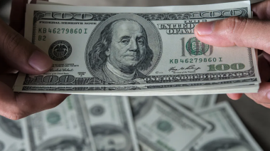 El dólar blue cotiza $354 para la venta y crece el temor por la sangría de reservas