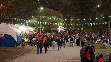Comenzó la Feria de las Colectividades, entre una multitud de vecinos y turistas