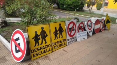 El municipio renueva carteles de señalización en Juan N. Fernández