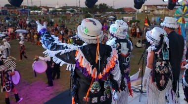 Las murgas coparon la Plaza "3 de Agosto" para comenzar a festejar el Carnaval