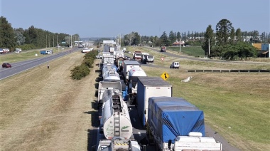 Transportistas bloquean por completo la Ruta 9 a la altura de San Pedro