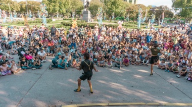 Una multitud celebró la Pascua en la plaza con una rosca de 140 metros