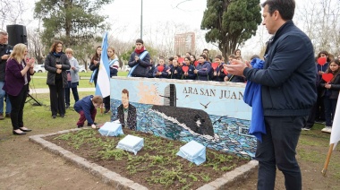 El Intendente inauguró un mural en homenaje al ARA San Juan en la plaza central