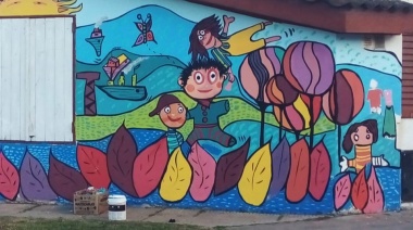 Con el boceto del alumnado de Barrio Cultura, pintaron mural en el CAPS Puerto