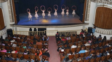 La Escuela de Danzas Clásicas vivió su gala de fin de año a sala llena en el Teatro Paris