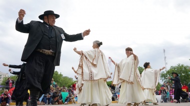Con una "maratón folclórica", la Municipalidad festejó la tradición en la Plaza Dardo Rocha