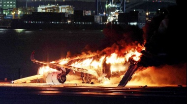 Un avión chocó con otro y aterrizó prendido fuego en Tokio: cinco muertos