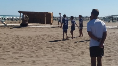 Los jóvenes del programa Envión participan en jornadas recreativas en la playa