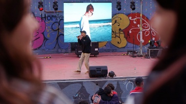 Cientos de jóvenes reciben a la Primavera con un Festival en el Parque Miguel Lillo