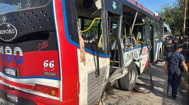 Un camión chocó a un colectivo: hay dos muertos y una mujer perdió un brazo