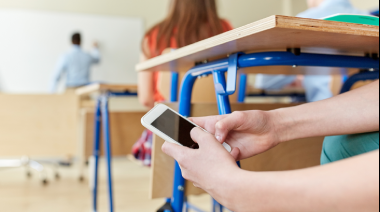 Las Pruebas PISA revelaron que los argentinos son los que más se distraen en clase con el celular