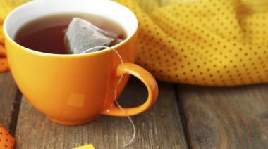 Una viuda negra envenenó a un hombre con un té y luego lo asaltó
