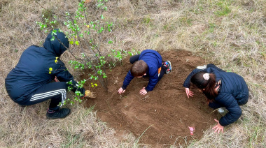 Jornada de plantación en el parque junto a estudiantes del Colegio Danés
