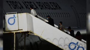 Trump no perdona ni a los argentinos y un grupo de deportados viaja hacia Buenos Aires