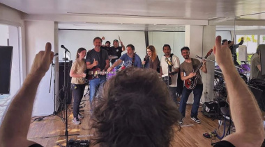 Javier Milei ensaya las canciones que interpretará con “la banda presidencial” este lunes en el Movistar Arena