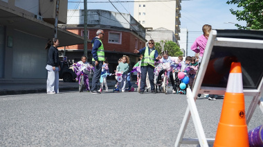 Los niños del Jardín Lassalle participaron de un circuito vial en la cuadra de la institución
