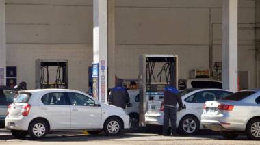 Más intendentes imponen tasas municipales a la carga de combustible y se reaviva la polémica