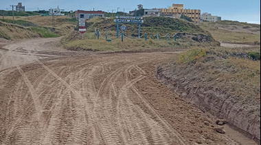 Con sus recursos, el municipio reforzó el mantenimiento de calles con suelo de arena en Necochea y Quequén