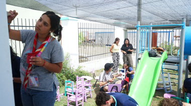Trabajo cooperativo junto a los scouts para embellecer el Jardín Maternal Acuario