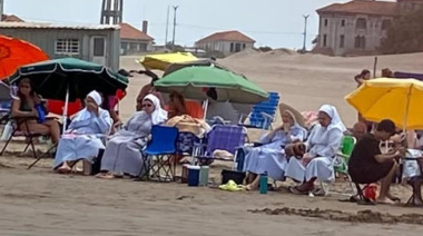 Insólito: Monjas en las mejores playas argentinas