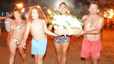 Emotiva ceremonia de ofrendas con antorchas de los guardavidas