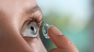 ANMAT prohibió dos modelos de lentes de contacto: de cuáles se trata