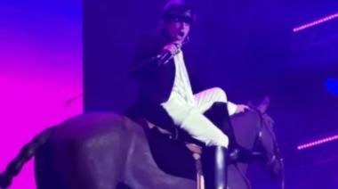 Joaquín Levinton lo volvió a hacer: ingresó a caballo al escenario del Lollapalooza 2026