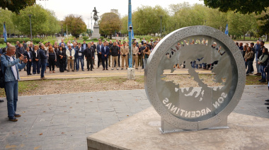 Presentaron el Monumento Malvinas Argentinas y se depositaron ofrendas florales en la Plaza Dardo Rocha