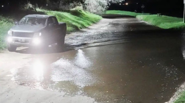 Crecida del río con algunos desbordes en el paseo de la ribera
