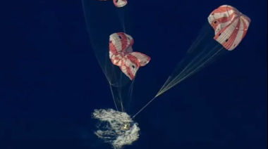 Emocionante: así aterrizaron en paracaídas los astronautas de la misión Artemis II