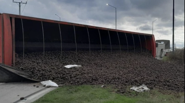 Volcó un camión cargado con papas en una rotonda y generó caos de tránsito