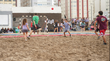 Los alumnos secundarios disfrutaron de jugar en la arena: “Usar la playa para recreación está bueno”
