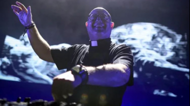 El cura DJ Guilherme Peixoto y una "misa electrónica" en Plaza de Mayo a casi un año de la muerte de Francisco