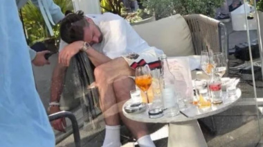 Escándalo en Inglaterra: Jack Grealish fue fotografiado dormido en un bar