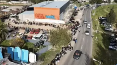 Diez cuadras de fila por 60 empleos: la postal desesperante de un país sin trabajo