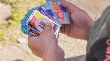 La Plaza se puso en «Modo Mundial» con un intercambio de figuritas que convocó a toda la familia
