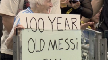 Tiene 100 años, ama a Messi y se volvió furor: quién es la abuela récord que emocionó en el Mundial