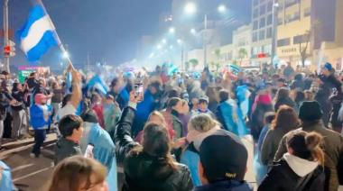 La Rambla se llenó de celeste y blanco para festejar el triunfo ante Cabo Verde