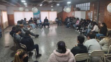 Charla de escucha y prevención de adicciones en escuelas de Juan n. Fernández