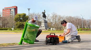 Renuevan los cestos papeleros del microcentro y la Plaza Dardo Rocha