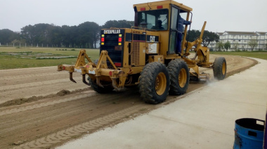 Se realizan trabajos de mejora en la pista de atletismo del Polideportivo Municipal