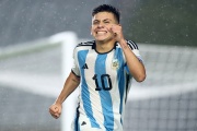 Argentina goleó a Venezuela y jugará ante Brasil en los cuartos de final