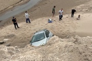 Un auto se cayó por los acantilados en la zona de El Caño