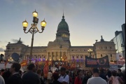 Organizaciones protestaron frente al Congreso en la previa del discurso de Milei
