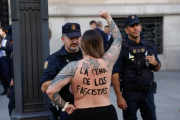 Feministas semidesnudas y un cono de papas fritas gigante para protestar contra Milei
