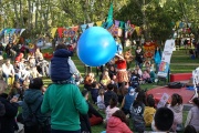 Desde temprano, la plaza Dardo Rocha recibió a las familias para festejar el cumple de Necochea
