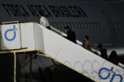 Trump no perdona ni a los argentinos y un grupo de deportados viaja hacia Buenos Aires